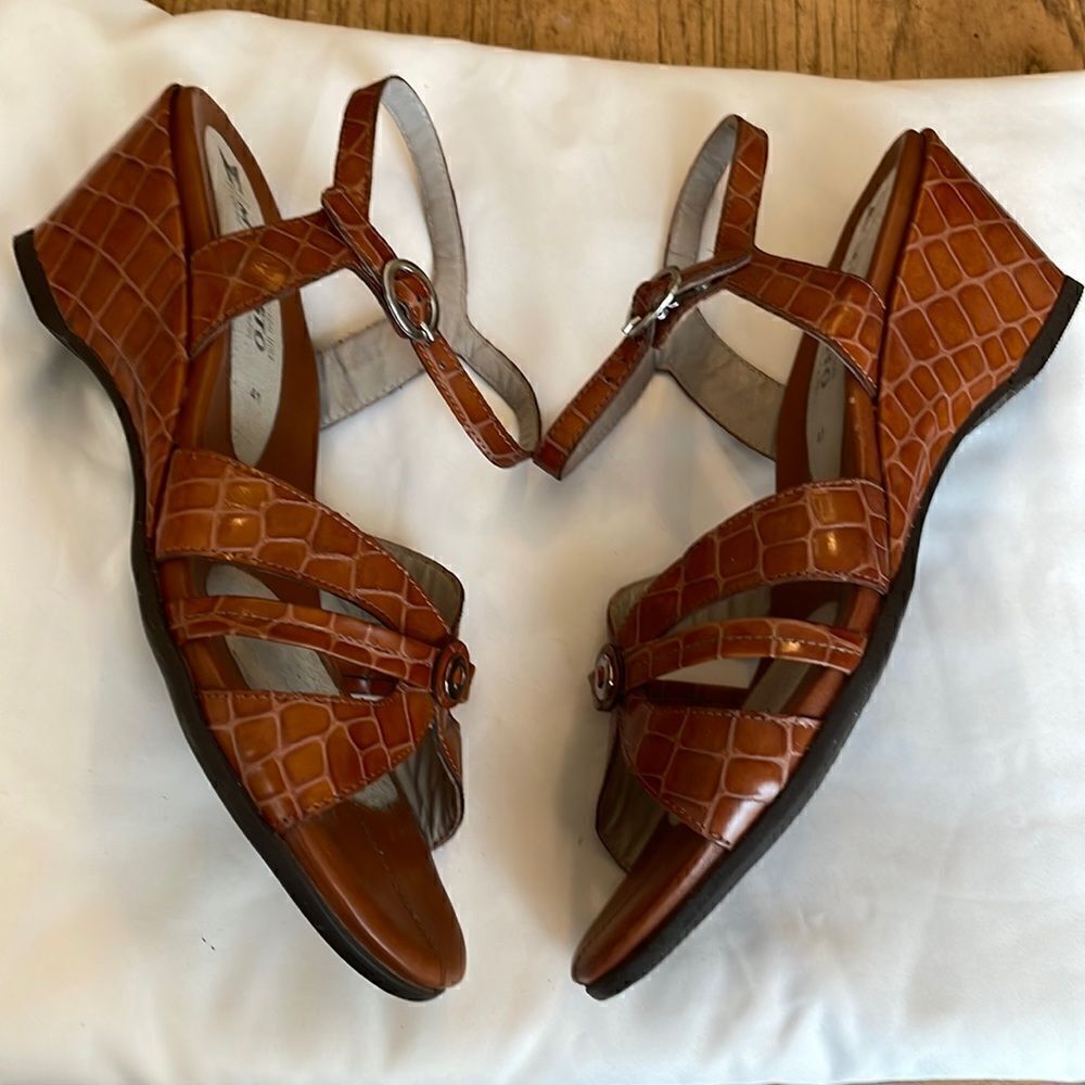 MEPHISTO LIGHT BROWN CROC WEDGE SANDALS.  NEW